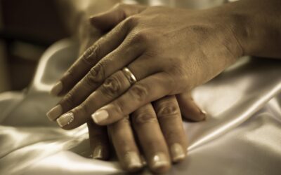 Une veuve qui porte son alliance