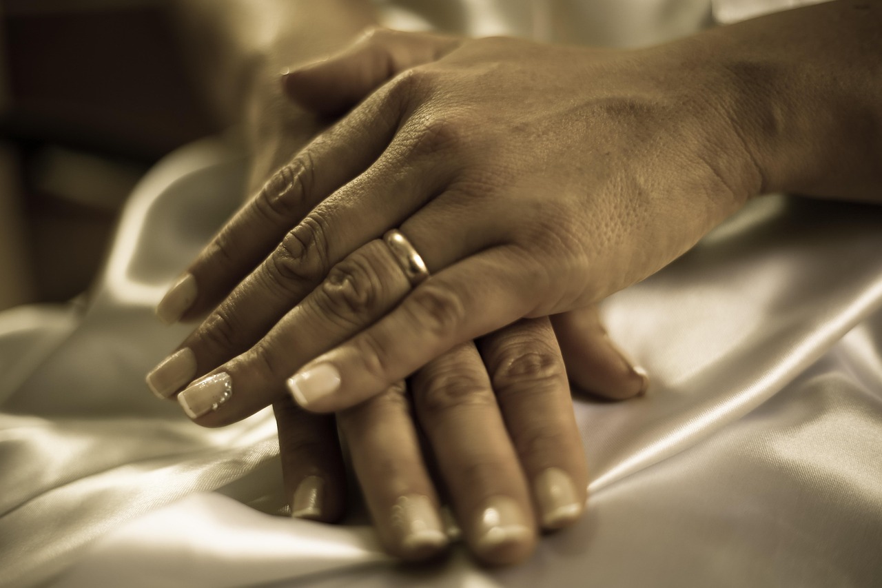 Une veuve qui porte son alliance