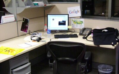 Le référencement, ou SEO (Search Engine Optimization), est devenu une priorité pour quiconque souhaite se positionner en tête des résultats de recherche sur Google. En France, où les habitudes et comportements en ligne peuvent varier par rapport à d’autres régions, il est crucial de comprendre les spécificités du référencement local. Cet article explore les techniques essentielles pour optimiser votre référencement sur Google en France. Comprendre le fonctionnement de Google en France Google détient plus de 90 % des parts de marché des moteurs de recherche en France, ce qui en fait un levier incontournable pour les entreprises et les créateurs de contenu. Les algorithmes de Google sont conçus pour proposer les résultats les plus pertinents en fonction des requêtes des utilisateurs. Mais les préférences des internautes français, ainsi que la langue et les particularités culturelles, influencent également ces résultats. Quelques faits importants : Importance du français : Les contenus en langue française sont largement privilégiés sur les résultats en France. Requêtes locales : Les recherches géolocalisées, telles que "restaurant près de chez moi", sont très courantes. Mobile-first : En France, comme ailleurs, une grande partie des recherches est effectuée depuis un smartphone, rendant crucial l'optimisation mobile. Optimiser le contenu pour un bon référencement L'un des piliers du référencement est la qualité du contenu. Pour atteindre les sommets des pages de résultats, il ne suffit pas de produire du contenu en quantité : la pertinence et l’originalité sont les clés. Conseils pour votre contenu : Mots-clés ciblés : Intégrez des mots-clés spécifiques à votre thématique et à votre audience française. Par exemple, un site de voyage pourrait viser des termes comme "séjour pas cher France" ou "vacances Provence". Contenu riche et pertinent : Proposez des articles informatifs, des guides pratiques, ou encore des études approfondies qui répondent aux besoins des utilisateurs. Titre et méta-description optimisés : Ces éléments apparaissent directement sur les pages de résultats. Ils doivent être clairs, attractifs, et inclure vos mots-clés principaux. S’adapter aux spécificités du marché français Le référencement local prend une importance particulière en France, où les entreprises régionales cherchent à attirer une clientèle proche. Techniques de référencement local : Google My Business : Inscrivez-vous et complétez votre fiche pour apparaître sur Google Maps et dans les recherches locales. Avis clients : En France, les avis en ligne influencent fortement les décisions d'achat. Encouragez vos clients satisfaits à laisser des commentaires positifs. Mots-clés régionaux : Intégrez des termes en lien avec votre localisation géographique, comme "boulangerie Paris 15e". L’importance des backlinks de qualité Les liens entrants, ou backlinks, jouent un rôle crucial dans l’autorité de votre site aux yeux de Google. En France, il est particulièrement judicieux de privilégier des liens provenant de sites en français ou d’institutions reconnues. Stratégies pour obtenir des backlinks : Collaborations locales : Partenairez avec des entreprises ou des blogs locaux pour des échanges de liens. Contenu viral : Proposez des infographies, des vidéos ou des articles susceptibles d’être partagés naturellement. Communiqués de presse : Publiez des informations sur vos activités ou vos produits pour attirer l’attention des médias. Optimiser la technique de votre site Un bon référencement ne repose pas uniquement sur le contenu et les liens. Les aspects techniques de votre site jouent également un rôle crucial. Vérifications techniques essentielles : Temps de chargement : Un site lent peut sérieusement nuire à votre positionnement. Utilisez des outils comme PageSpeed Insights pour analyser et améliorer votre performance. Version mobile : Assurez-vous que votre site est responsive et fonctionne parfaitement sur tous les appareils. Structure des URLs : Privilégiez des URLs courtes et descriptives, par exemple : "mon-site.com/guide-seo-france". Suivre les évolutions de Google Le référencement est en constante évolution, avec des mises à jour régulières des algorithmes de Google. Pour rester compétitif sur le marché français, il est crucial de se tenir informé des dernières tendances. Tendances SEO à surveiller en 2025 : Recherche vocale : De plus en plus d'internautes utilisent des assistants vocaux. Adaptez votre contenu pour répondre aux requêtes naturelles. Expérience utilisateur (UX) : Google accorde une importance croissante à la qualité de l’expérience utilisateur sur les sites web. Contenus vidéo : Les vidéos prennent de plus en plus de place dans les résultats de recherche. En conclusion, réussir son référencement sur Google en France demande de l’effort et une bonne dose de stratégie. Mais en appliquant ces techniques et en restant à jour sur les évolutions du SEO, vous maximiserez vos chances d’atteindre les premières places et d’attirer un trafic qualifié.