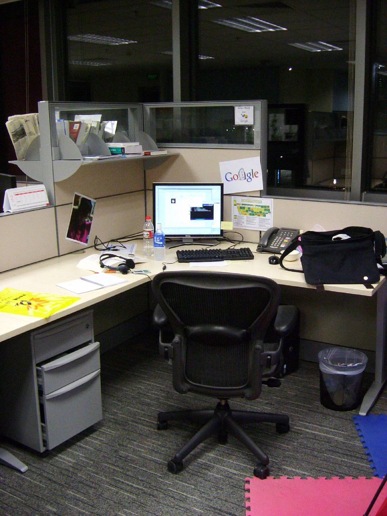 Le référencement, ou SEO (Search Engine Optimization), est devenu une priorité pour quiconque souhaite se positionner en tête des résultats de recherche sur Google. En France, où les habitudes et comportements en ligne peuvent varier par rapport à d’autres régions, il est crucial de comprendre les spécificités du référencement local. Cet article explore les techniques essentielles pour optimiser votre référencement sur Google en France. Comprendre le fonctionnement de Google en France Google détient plus de 90 % des parts de marché des moteurs de recherche en France, ce qui en fait un levier incontournable pour les entreprises et les créateurs de contenu. Les algorithmes de Google sont conçus pour proposer les résultats les plus pertinents en fonction des requêtes des utilisateurs. Mais les préférences des internautes français, ainsi que la langue et les particularités culturelles, influencent également ces résultats. Quelques faits importants : Importance du français : Les contenus en langue française sont largement privilégiés sur les résultats en France. Requêtes locales : Les recherches géolocalisées, telles que "restaurant près de chez moi", sont très courantes. Mobile-first : En France, comme ailleurs, une grande partie des recherches est effectuée depuis un smartphone, rendant crucial l'optimisation mobile. Optimiser le contenu pour un bon référencement L'un des piliers du référencement est la qualité du contenu. Pour atteindre les sommets des pages de résultats, il ne suffit pas de produire du contenu en quantité : la pertinence et l’originalité sont les clés. Conseils pour votre contenu : Mots-clés ciblés : Intégrez des mots-clés spécifiques à votre thématique et à votre audience française. Par exemple, un site de voyage pourrait viser des termes comme "séjour pas cher France" ou "vacances Provence". Contenu riche et pertinent : Proposez des articles informatifs, des guides pratiques, ou encore des études approfondies qui répondent aux besoins des utilisateurs. Titre et méta-description optimisés : Ces éléments apparaissent directement sur les pages de résultats. Ils doivent être clairs, attractifs, et inclure vos mots-clés principaux. S’adapter aux spécificités du marché français Le référencement local prend une importance particulière en France, où les entreprises régionales cherchent à attirer une clientèle proche. Techniques de référencement local : Google My Business : Inscrivez-vous et complétez votre fiche pour apparaître sur Google Maps et dans les recherches locales. Avis clients : En France, les avis en ligne influencent fortement les décisions d'achat. Encouragez vos clients satisfaits à laisser des commentaires positifs. Mots-clés régionaux : Intégrez des termes en lien avec votre localisation géographique, comme "boulangerie Paris 15e". L’importance des backlinks de qualité Les liens entrants, ou backlinks, jouent un rôle crucial dans l’autorité de votre site aux yeux de Google. En France, il est particulièrement judicieux de privilégier des liens provenant de sites en français ou d’institutions reconnues. Stratégies pour obtenir des backlinks : Collaborations locales : Partenairez avec des entreprises ou des blogs locaux pour des échanges de liens. Contenu viral : Proposez des infographies, des vidéos ou des articles susceptibles d’être partagés naturellement. Communiqués de presse : Publiez des informations sur vos activités ou vos produits pour attirer l’attention des médias. Optimiser la technique de votre site Un bon référencement ne repose pas uniquement sur le contenu et les liens. Les aspects techniques de votre site jouent également un rôle crucial. Vérifications techniques essentielles : Temps de chargement : Un site lent peut sérieusement nuire à votre positionnement. Utilisez des outils comme PageSpeed Insights pour analyser et améliorer votre performance. Version mobile : Assurez-vous que votre site est responsive et fonctionne parfaitement sur tous les appareils. Structure des URLs : Privilégiez des URLs courtes et descriptives, par exemple : "mon-site.com/guide-seo-france". Suivre les évolutions de Google Le référencement est en constante évolution, avec des mises à jour régulières des algorithmes de Google. Pour rester compétitif sur le marché français, il est crucial de se tenir informé des dernières tendances. Tendances SEO à surveiller en 2025 : Recherche vocale : De plus en plus d'internautes utilisent des assistants vocaux. Adaptez votre contenu pour répondre aux requêtes naturelles. Expérience utilisateur (UX) : Google accorde une importance croissante à la qualité de l’expérience utilisateur sur les sites web. Contenus vidéo : Les vidéos prennent de plus en plus de place dans les résultats de recherche. En conclusion, réussir son référencement sur Google en France demande de l’effort et une bonne dose de stratégie. Mais en appliquant ces techniques et en restant à jour sur les évolutions du SEO, vous maximiserez vos chances d’atteindre les premières places et d’attirer un trafic qualifié.