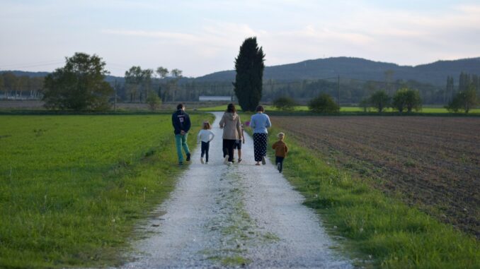 Famille qui se ballade en campagne Vivre avec la famille moderne : Évolution, défis et harmonie du quotidien