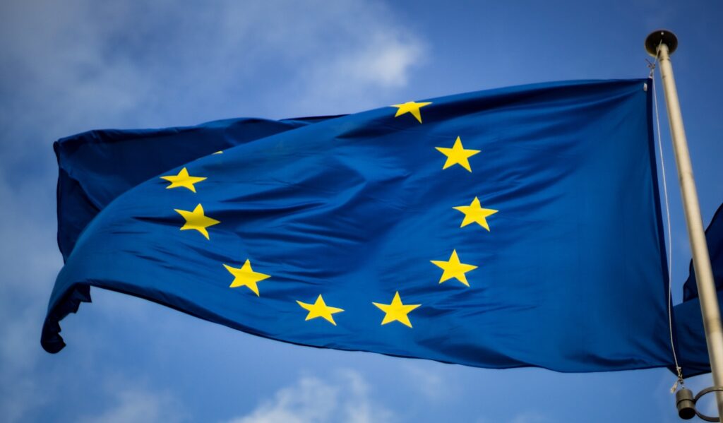 drapeau europeen composé d'étoiles bleu et jaune