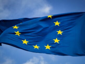 drapeau europeen composé d'étoiles bleu et jaune