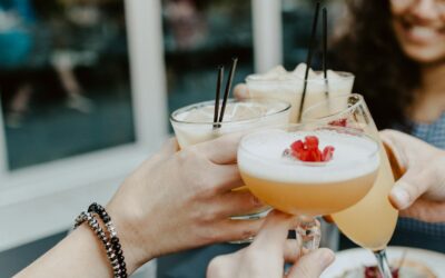 personne tenant des verres remplis d'alcool livrés par livraison alcool Toulouse