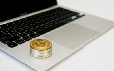 un ordinateur portable posé sur un bureau blanc