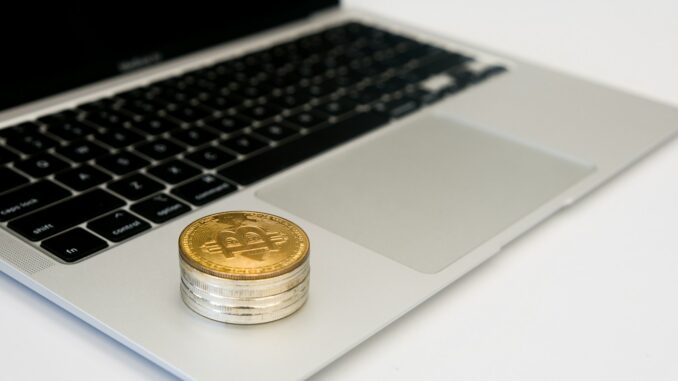 Comprendre le mlm trading : principes et stratégies pour réussir un ordinateur portable posé sur un bureau blanc