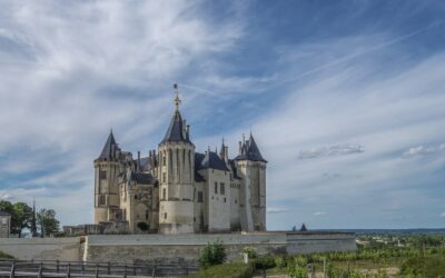 un château avec un pont qui le traverse en Maine et loire