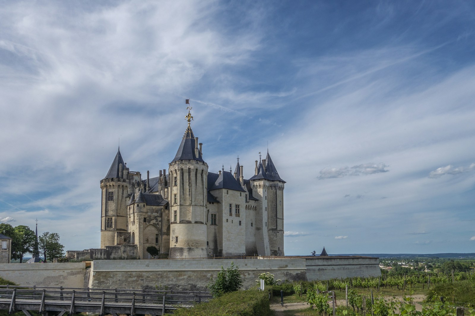un château avec un pont qui le traverse en Maine et loire