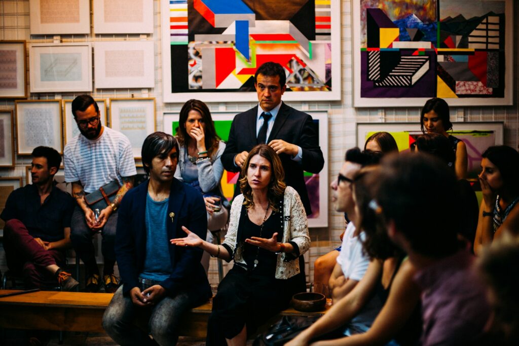 personnes réunies pour parler de communication