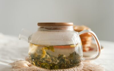 bocal en verre transparent sur textile blanc contenant du thé darjeeling