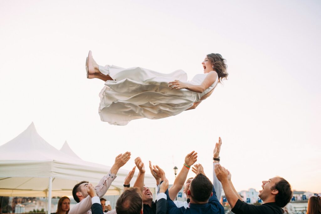 des gens soulevant une femme dans les airs