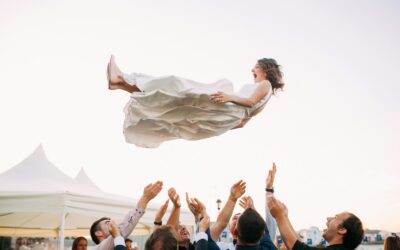des gens soulevant une femme dans les airs