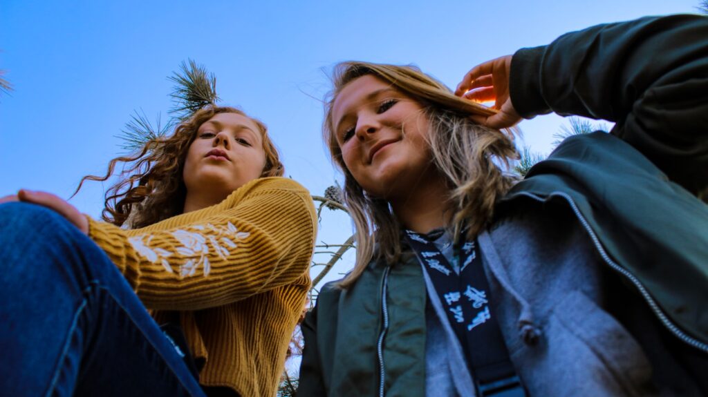Les adolescents adorent tchatter entre eux sur leur mobile et ce peu importe le moment et l'endroit