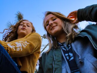 Les adolescents adorent tchatter entre eux sur leur mobile et ce peu importe le moment et l'endroit