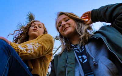 Les adolescents adorent tchatter entre eux sur leur mobile et ce peu importe le moment et l'endroit