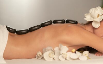 femme qui participe à une séance de bien-ètre avec un massage aux pierres chaudes