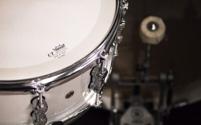 Parlons Loisirs Passions : Trouver et Cultiver Ses Centres d’Intérêt Dans un monde où le travail et les obligations du quotidien prennent une grande place, il est essentiel de se ménager du temps pour ses loisirs passions. Que ce soit pour se détendre, apprendre, ou simplement se faire plaisir, avoir un hobby contribue à l’équilibre personnel et à l’épanouissement. Mais comment identifier ses vraies passions ? Comment intégrer ses loisirs dans un emploi du temps chargé ? Dans cet article, parlons loisirs passions et découvrons comment maximiser leur impact sur notre bien-être. 1. Pourquoi les Loisirs et Passions sont Essentiels ? 1.1 Améliorer le Bien-Être et Réduire le Stress Prendre du temps pour ses loisirs est une manière efficace de : Se libérer des tensions du quotidien, en évacuant le stress. Renforcer la confiance en soi, grâce à des activités gratifiantes. Favoriser la détente et la relaxation, en s’éloignant des obligations professionnelles. 1.2 Stimuler la Créativité et l’Apprentissage Les loisirs passions ne sont pas seulement une source de plaisir, ils permettent aussi de : Explorer de nouvelles compétences, qu’elles soient artistiques, sportives ou intellectuelles. Encourager la réflexion et la curiosité, en développant des talents variés. Booster la créativité, en expérimentant des idées et en innovant. 1.3 Renforcer les Liens Sociaux Les hobbies permettent de créer des connexions avec les autres : Rejoindre des groupes ou associations, pour partager une passion commune. Échanger avec des personnes partageant les mêmes intérêts, que ce soit en ligne ou en présentiel. Créer des expériences mémorables, en voyageant, en découvrant ou en pratiquant des activités collectives. 2. Parlons Loisirs Passions : Quels Sont les Meilleurs Hobbies à Explorer ? 2.1 Les Activités Artistiques et Créatives Pour ceux qui aiment s’exprimer à travers l’art et l’imagination, voici quelques idées : Peinture et dessin, idéals pour libérer l’esprit et explorer les couleurs. Écriture et journalisme, permettant de raconter des histoires et structurer ses pensées. Photographie et montage vidéo, pour capturer des instants uniques et les partager. 2.2 Les Loisirs Sportifs et Bien-Être Le sport et l’activité physique sont essentiels pour le corps et l’esprit : Yoga et méditation, parfaits pour une relaxation profonde. Randonnée et exploration, pour associer activité physique et découverte de paysages. Sports collectifs, qui favorisent le travail d’équipe et l’esprit de compétition positive. 2.3 Les Loisirs Intellectuels et Technologiques Les passions peuvent aussi être liées à la connaissance et à la technologie : Lecture et culture générale, permettant de découvrir de nouvelles perspectives. Programmation informatique, idéale pour développer des compétences numériques. Apprentissage des langues, ouvrant des portes vers d’autres cultures. 2.4 Les Hobbies en Pleine Expérience Certains loisirs sont parfaits pour vivre pleinement le moment présent : Voyages et découvertes, pour explorer le monde et s’immerger dans différentes traditions. Cuisine et gastronomie, afin de tester de nouvelles recettes et affiner son palais. Jardinage et nature, qui procurent sérénité et satisfaction personnelle. 3. Comment Intégrer Ses Loisirs Passions dans Son Quotidien ? 3.1 Organiser Son Temps pour Ses Hobbies Intégrer ses loisirs passions dans son emploi du temps demande de : Définir des créneaux fixes, pour éviter que les obligations quotidiennes ne prennent le dessus. Planifier des moments dédiés, et les considérer comme des instants prioritaires. Associer son hobby à un rituel, comme une séance de lecture avant le coucher ou une promenade après le travail. 3.2 Transformer Une Passion en Mode de Vie Certaines passions peuvent devenir plus qu’un simple passe-temps : Faire évoluer son loisir vers une activité professionnelle, comme l’écriture ou la photographie. Partager son expertise, via un blog, un podcast ou une chaîne YouTube. Se former et progresser, en suivant des cours ou ateliers spécialisés. 3.3 Éviter la Routine et Explorer de Nouvelles Expériences Il est important de garder ses loisirs passions dynamiques et variés : Tester de nouvelles activités, pour éviter la lassitude. Mixer plusieurs hobbies, afin d’enrichir son expérience. Se fixer des défis, pour progresser et se motiver continuellement. 4. L’Impact Positif des Loisirs et Passions sur le Développement Personnel 4.1 Favoriser la Croissance Personnelle Investir du temps dans ses loisirs permet de : Évoluer et se découvrir, à travers des expériences enrichissantes. Développer une discipline, en apprenant à persévérer et à améliorer ses compétences. Acquérir une meilleure gestion du stress, en équilibrant les moments de plaisir et les responsabilités. 4.2 Renforcer la Satisfaction et le Bonheur Les passions ont un impact direct sur notre bien-être mental et émotionnel : Créer des instants de joie, à travers des activités plaisantes. Valoriser ses réussites personnelles, quelle que soit l’ampleur du projet. Trouver un sens à son quotidien, en pratiquant des loisirs qui reflètent ses valeurs et intérêts. Conclusion Les loisirs et passions sont des éléments clés pour un équilibre de vie réussi. Ils permettent de se détendre, d’apprendre, de rencontrer des personnes inspirantes et de s’épanouir pleinement. Parlons loisirs passions et trouvons le temps de cultiver ce qui nous fait vibrer, car ce sont ces moments qui enrichissent notre quotidien et nous rendent plus heureux.