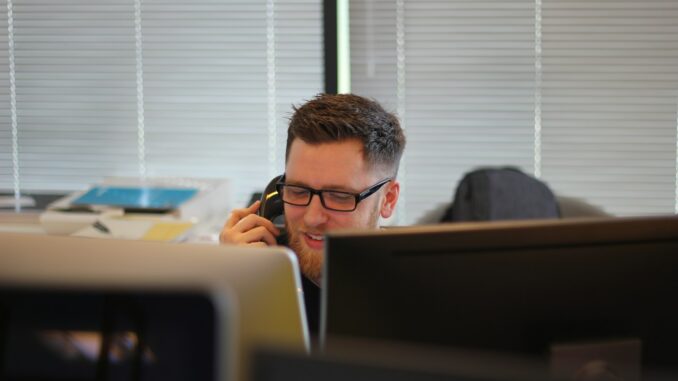 Photo éditorialiste en plein travail Savoir-Faire et Expérience des Éditorialistes : Clé d’une Information de Qualité