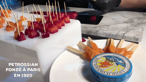 Préparation de saumon fumé pour un évènement par un traiteur renommé Restaurants, service traiteurs, évènementiel de France et Europe