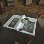 Choisir un message poignant pour la plaque funéraire de maman