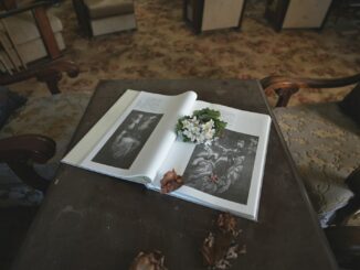 Choisir un message poignant pour la plaque funéraire de maman