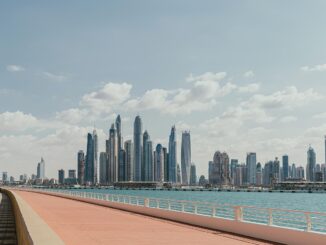 découvrez le charme de la vie en bord de mer avec des propriétés d'exception offrant vues imprenables et accès direct à l'eau pour un cadre de vie unique.