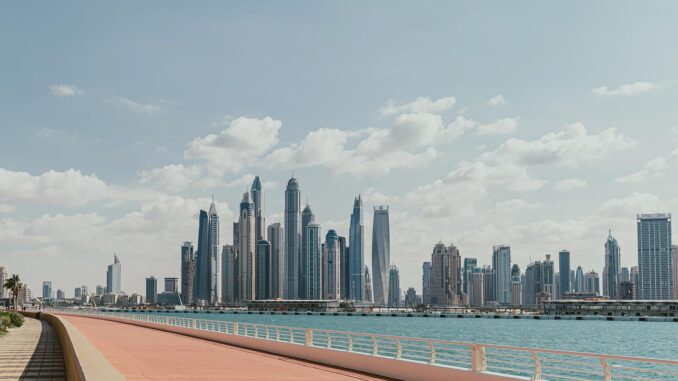 découvrez le charme de la vie en bord de mer avec des propriétés d'exception offrant vues imprenables et accès direct à l'eau pour un cadre de vie unique.